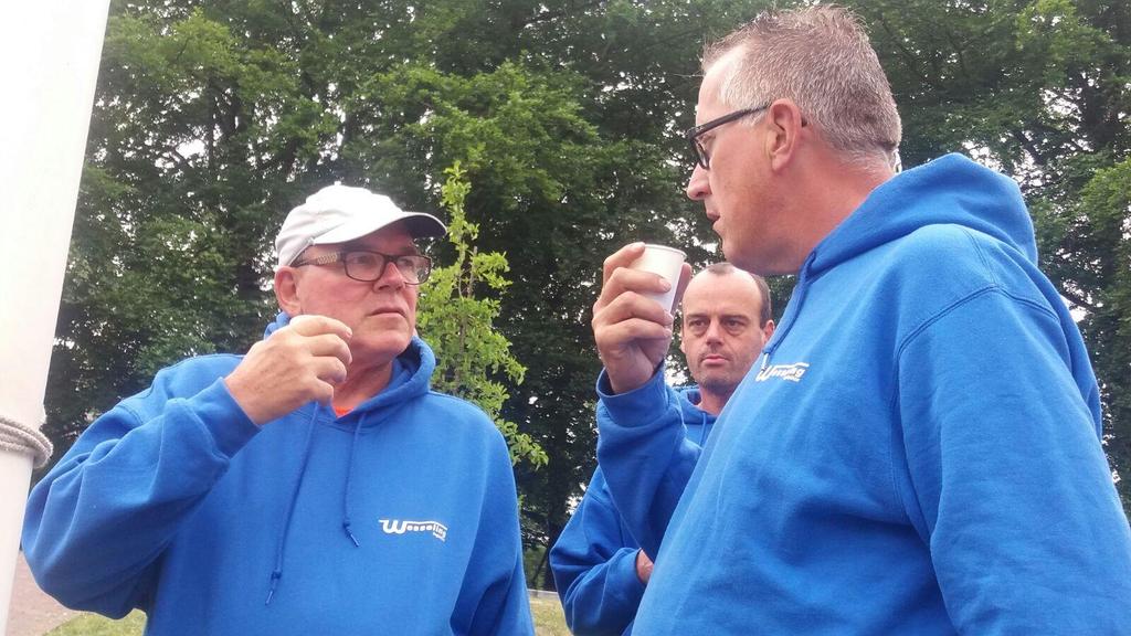 GRACHTENRACE TE ZWOLLE Het is zaterdag 17 juni en het Thussenuit team, vandaag bestaande uit Stuurman Erik, Hans, Kees, Coby, Klasina, Arie, Willem B, Willem jr, Marijke, Corien en Netty D, doen mee