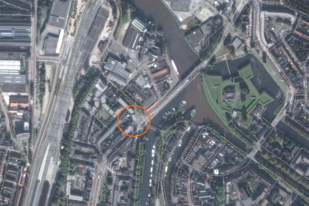 LOCATIE Het object is gelegen op een prominente locatie aan de voet van de Diezebrug. Daarbij zijn tevens de jachthaven en de Citadel in de direct omgeving gesitueerd.