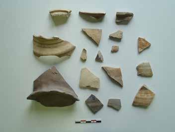 312) (De Groote 2008: 311-325). Uit de inzak werden 98 scherven aardewerk, rundertanden en 4 metaalslakken verzameld.