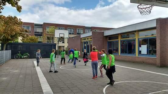 Afbeelding 2 : Elke week een divers aanbod van verschillende sport- en spelactiviteiten op alle basisscholen binnen de gemeente Noord-Beveland.