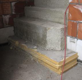 betontrap gescheiden wordt door middel van een isolerende blok of isolatieplaat.