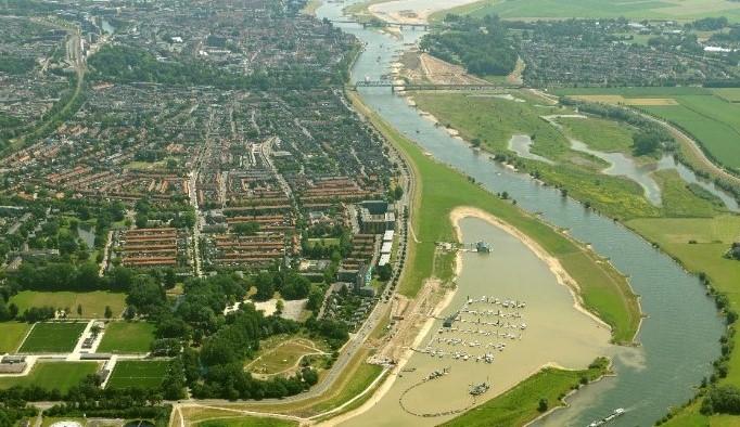 Op de plaats van de voormalige ijsbaan in Deventer - linksonder op deze foto - heeft de gemeente plannen voor de duurzame nieuwe wijk Zandweerd.