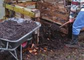 aan het werk zijn dan bacteriën, en is er geen temperatuurstij- Thuis uw organisch afval verwerken tot bruikbare compost is Waarom in de tuin dan niet op hopen werken?