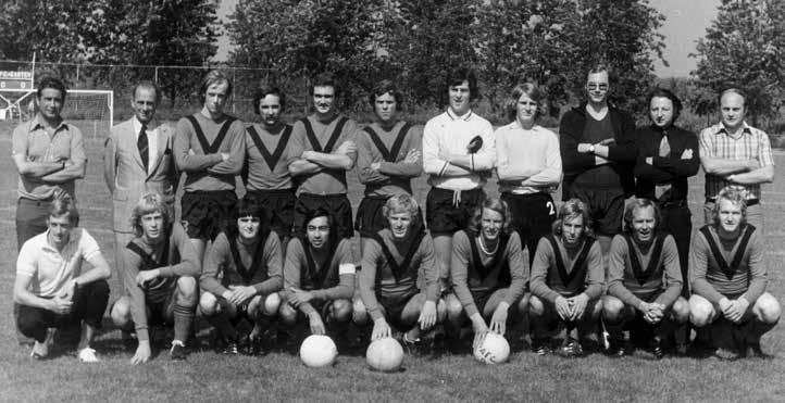 36 Kampioenen en Promovendi KAMPIOENEN EN PROMOVENDI (Zie pagina 35) Seizoen 1973-1974 kwalificeerde AFC zich voor de nieuw ingestelde Hoofdklasse olv trainer Piet Ouderland.