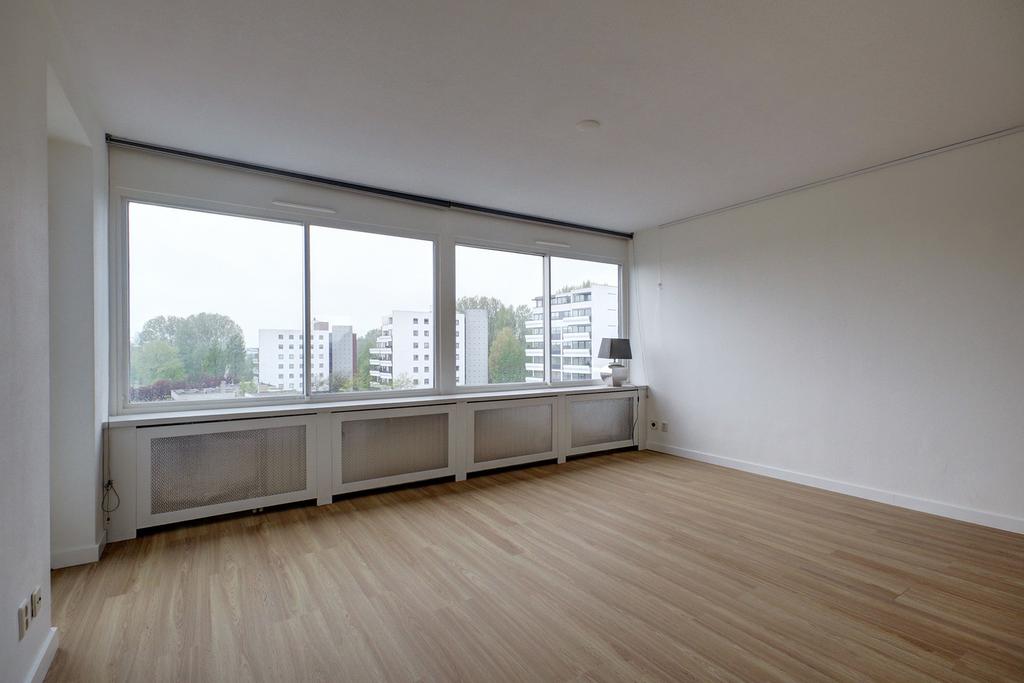 Ruim en goed onderhouden 3-kamer appartement van 79 m2 op de vierde en tevens bovenste verdieping met een zonnig op het zuidwesten gesitueerd balkon met een panoramisch uitzicht!