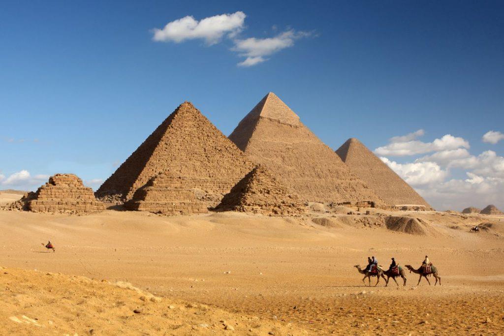 Dag 9: CAIRO: DE PIRAMIDEN EN HET EGYPTISCH MUSEUM B/L/D Bezoek aan het plateau van Gizeh met de 3 piramiden