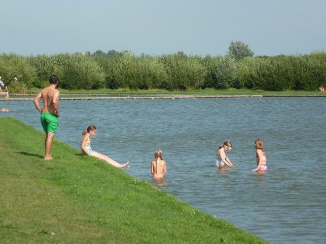 Royal HaskoningDHV Figuur 3.3a: Bezoekers. Figuur 3.3b: Loslopende hond in de zwemzone.