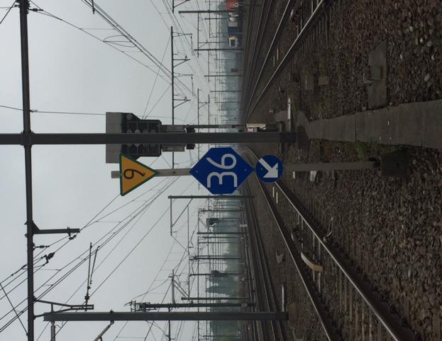 2 Merkborden Lijn 36 en merkbord bestendig geel einde-zonebord met groene boord 9 Afwaarts van de laatste wissel, wissel 05AK, staat een blauw merkbord met wit opschrift 36.