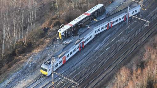 2 2.4. EXTERNE OMSTANDIGHEDEN 2.4.1. WEERSOMSTANDIGHEDEN Het ongeval vindt plaats op 18 februari 2017 om 13u11:53. Het is helder weer, goede algemene zichtbaarheid en laaghangende zon. 2.4.2. GEOGRAFISCHE OMSTANDIGHEDEN De trein ontspoort op L.