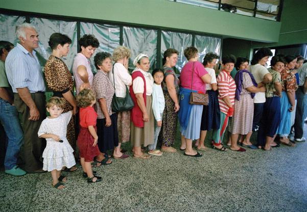 Moslimvluchtelingen in de rij voor voedsel in Karlovac, Kroatië. 26/08/1992. Karlovac, Croatia.