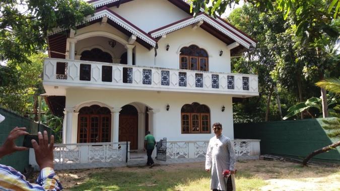 Tijdens zijn reis heeft Sylvester Bhatti een nieuw huis gevonden die hij heeft gehuurd op zijn naam.