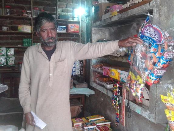 9 Jaarverslag 2016 Pakistani European Christian Alliance Afbeelding 3.4: Naaiatelier en kruidenierswinkel van vrijgekochte arbeiders Sommige arbeiders van de steenbakkerij hebben hele hoge schulden.