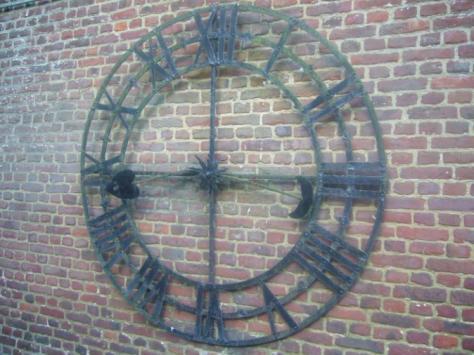 Sommigen beweren dat het uurwerk maar één wijzer een uurwijzer - had, en dus enkel maar de hele uren aangaf. De kerk van St-Pieters-Rode had ook zo n wijzerplaat.