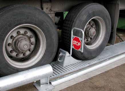 intelligente wielkeggen die het vallen van de heftruckbestuurder voorkomen ten gevolge van een onverwacht vertrek van de vrachtwagen.