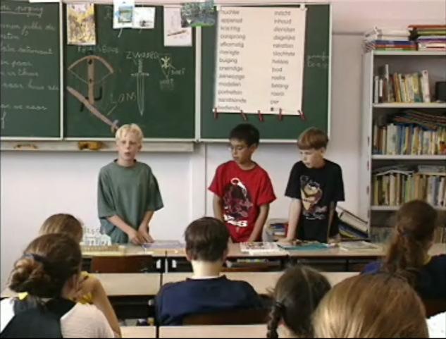 Groep 5 en 6 - Doorkijkje De Middeleeuwen Drie kinderen houden gezamenlijk een presentatie. Daarna stellen anderen vragen en volgt een nabespreking.