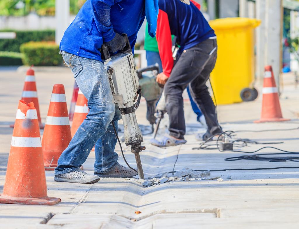 Bekijk beide foto s en geef aan wat er niet goed gaat als het gaat om veilig werken. b. Als je denkt aan onveilige situaties op je (toekomstige) werkplek, waar denk je dan als eerste aan?