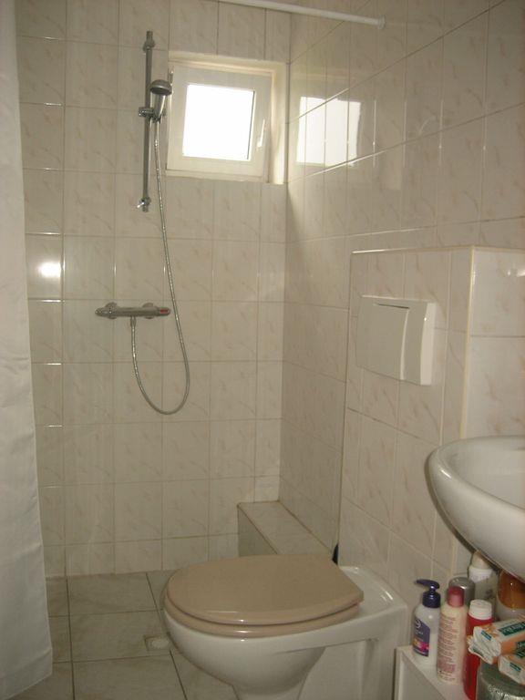 1 m² met 2e toilet, douche en vaste wastafel alles geheel betegeld.