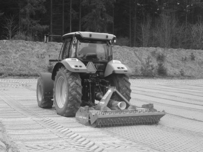 tractor met gedragen en aangedreven werktuig tractor met frontlader compacttractor met omkeerinrichting en maaitoestel Tractoren zijn
