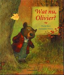 Wat nu Olivier? Het is herfst en kleuterbeer Olivier scharrelt wat in de tuin. Plotseling ziet hij een mooi geel blad. Olivier holt erachteraan, de heuvel af, helemaal naar de rand van het bos.