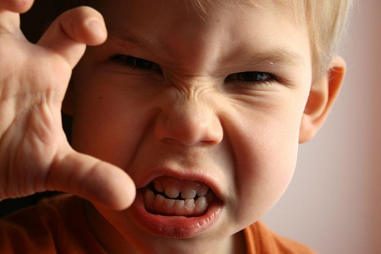 VECHTEN Kind weigert Kijkt en doet boos Doet niet mee aan de activiteit Is geïrriteerd