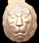 Een leeuwenkop, embleem voor de Belgische soldaten. 3.