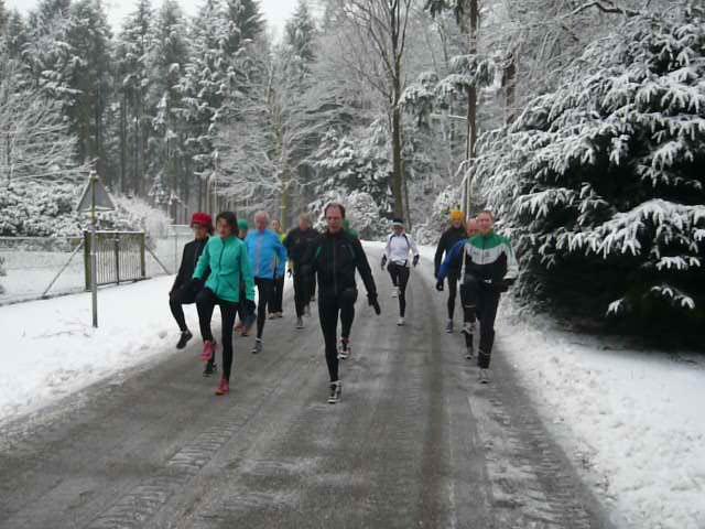 Lange afstandgroep (> 15 km) Deze groep traint afwisselend op de baan en op de weg.