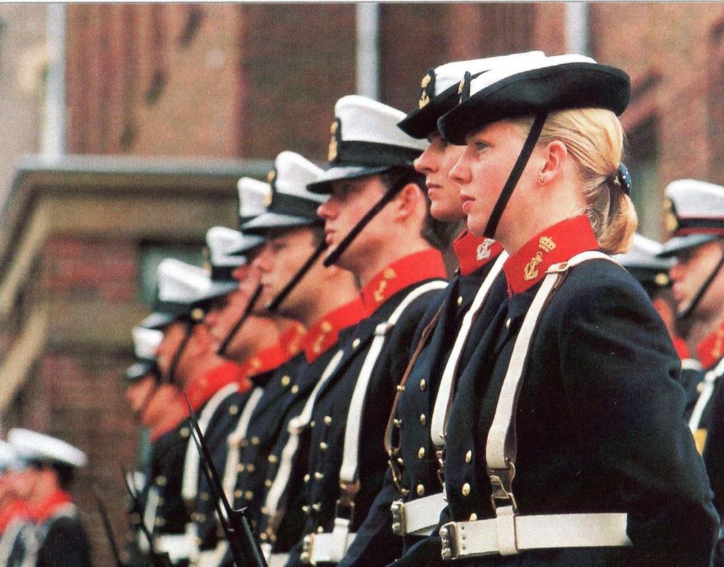 In 1980 voeren voor de eerste maal vrouwelijke militairen als bemanningslid aan boord van een marineschip, Hr.Ms. Zuiderkruis.