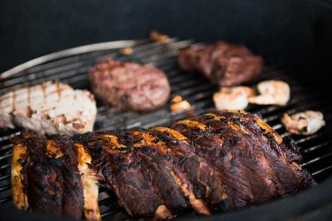 gerechten van de BBQ: Spareribs. Meerprijs Naf 10,50 p.p. Braadstuk van gekarameliseerde Picanha (biefstuk). Meerprijs Naf 11,20 p.