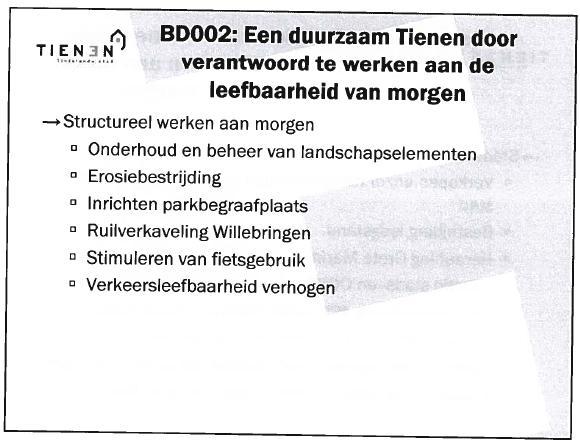 Schepen Poffé geeft verder uitleg bij de volgende slide en zegt dat bij de herinrichting van de Noordelijke Vesten het belangrijk is om de Hoveniersstraat opnieuw aan te leggen.