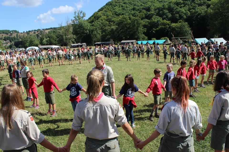 4.2. KAPOENEN Voor kapoenen is er nog geen echt uniform verplicht. Wel heb je de mogelijkheid om een rode Parsivaltrui - speciaal voor de kapoenen aan te schaffen.