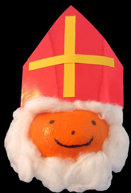 Sinterklaas Teken op een mandarijntje een gezicht. Maak met watten de baard van Sinterklaas.