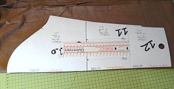 Leg voor de voeringmouwen de drie mouwpatroondelen aan elkaar.