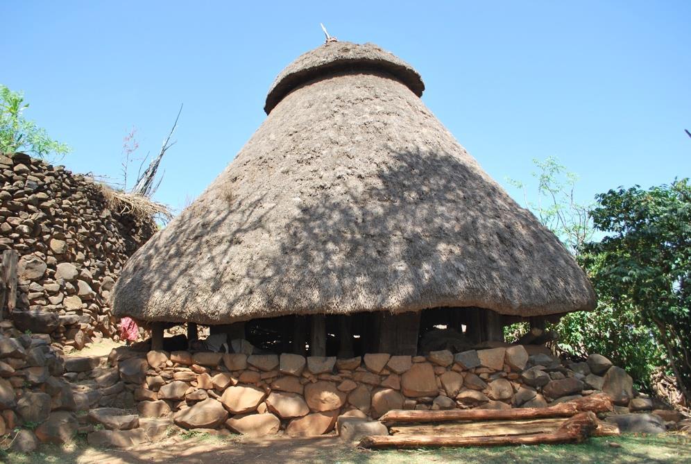 DAG 11 TURMI-KONSO Kanta Lodge Uw reis gaat weer naar het noorden en u rijdt naar Konso. De diverse Konso-dorpen en hun omgeving staan op de Werelderfgoedlijst van UNESCO.