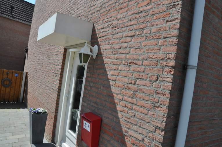 begane grond Ruime parkeergelegenheid (op eigen terrein), zowel aan de zij en voorkant van de woning.