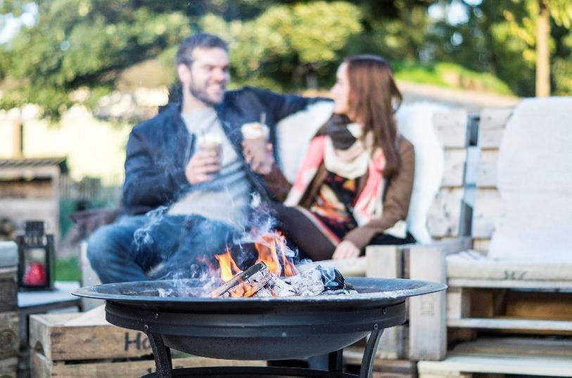 Rond de vuren staan gezellige picknickbanken en er liggen warme schapenvachtjes. Winterse drankjes, bites, fakkels en kaarslicht maken de sfeer compleet.