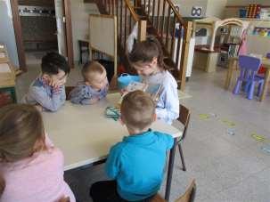 de leerlingen van de lagere school voorlezen bij al onze kleuters.