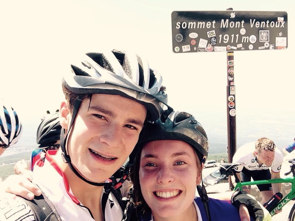 2. Fietsen voor een solarpomp Ines Lesire en Lukas Theunis beklommen in juli 2015 de Mont Ventoux.