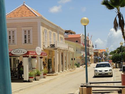 Daarnaast is er ook een onderwaterpark. Bonaire ligt in de buurt van Curaçao en Aruba, maar op een afstand van 900 km van Sint Eustatius en Saba.