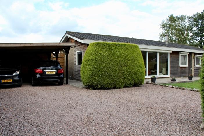 Bungalow De bungalow is in 1972 op traditionele wijze gebouwd en vanaf 1998 door de huidige eigenaren bewoond.