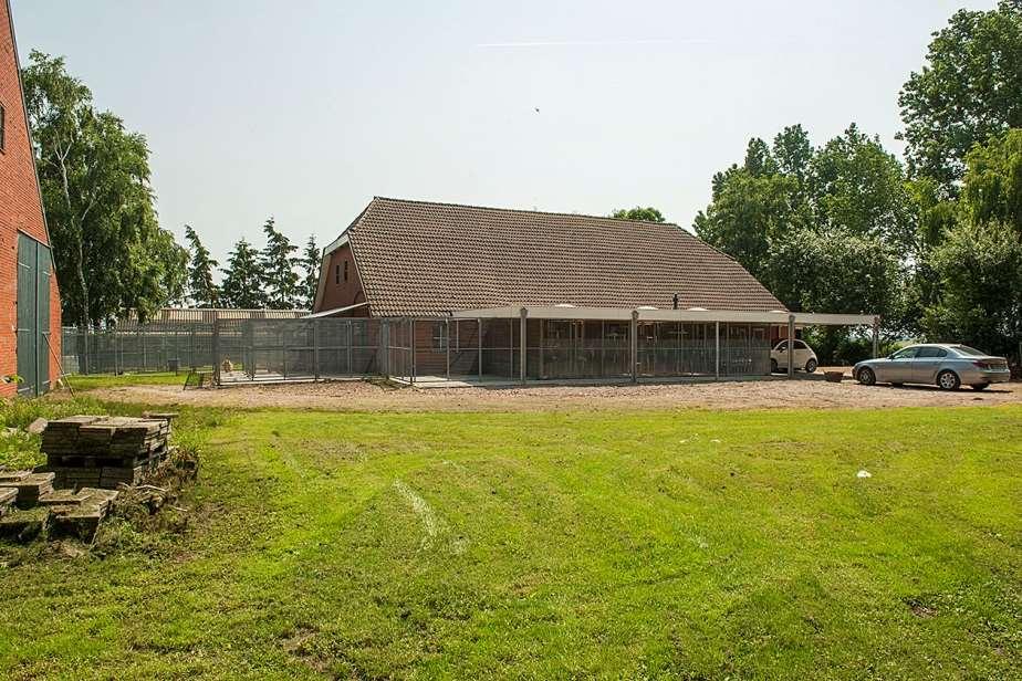 Achterhuis met carport, buitenkennels voor