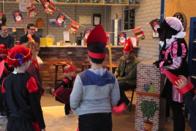 Alle kinderen waren weer op hun best gekleed om onze grote vriend Sinterklaas