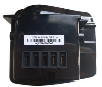 Sluit de oplader met de voedingsstekker aan op de batterij vóór deze aan het stopcontact aan te sluiten. De batterij van de heeft aan de onderzijde (1) 5 contactpunten.