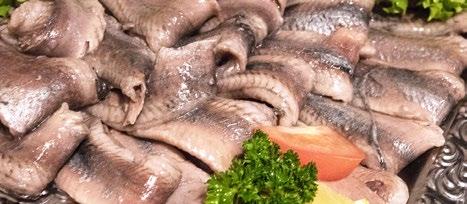 Aardappelsalade met spekjes Huisgemaakte zalmsalade met diverse visproducten Haringpalet
