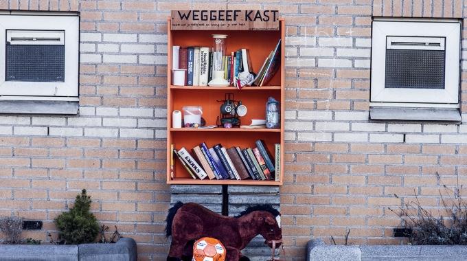 Het idee achter de weggeefkast is dat mensen er voorwerpen in kunnen zetten, waar iemand anders blij van wordt. Bent u bv. uit gepuzzeld? Passen uw boeken niet meer op de plank?