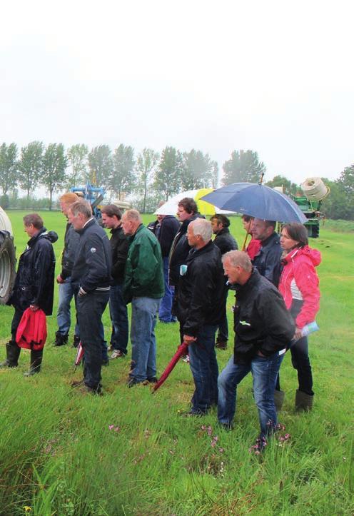 Melkveehouders in de veenweiden zien tijdens een vakdag bij VIC Zegveld hoe drainage wordt aangelegd.