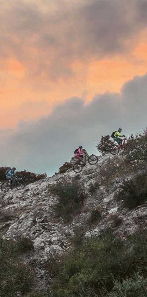 05 Op reis met de ebike De combinatie van ontspanning en training is voor veel mensen de perfecte vakantie. Reizen met de e-bike wordt steeds populairder.