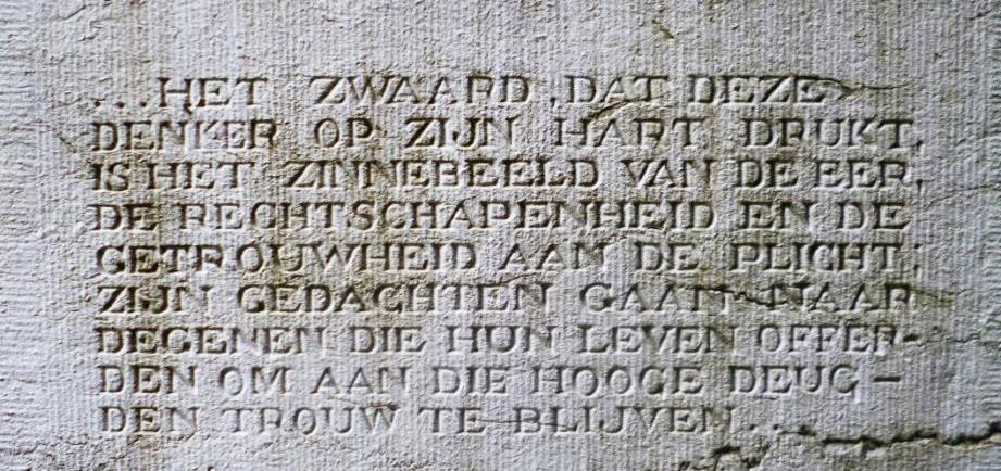 Mondeling Laat je leerlingen dit detail zoeken (onder de datum 1940 ). Het schrift verschilt een beetje van de rest. Laat ze de twee bouten observeren. Waarom zijn ze daar?