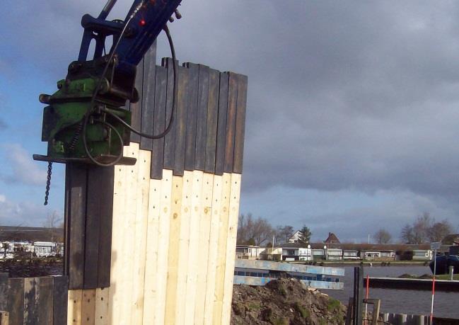 De KLP Combi-Damwand bestaat uit PEFC gecertificeerde vuren houten planken (sterkteklasse C24) die aan de bovenzijde geheel omspoten zijn met kunststof.