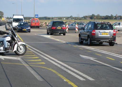 Afbeelding 5: Onduidelijke situatie door combinatie van gele en witte markering (bron: Verkeersauditors RWS) Een ander voorbeeld van begrijpelijkheid betreft situaties waarbij in het wegbeeld de
