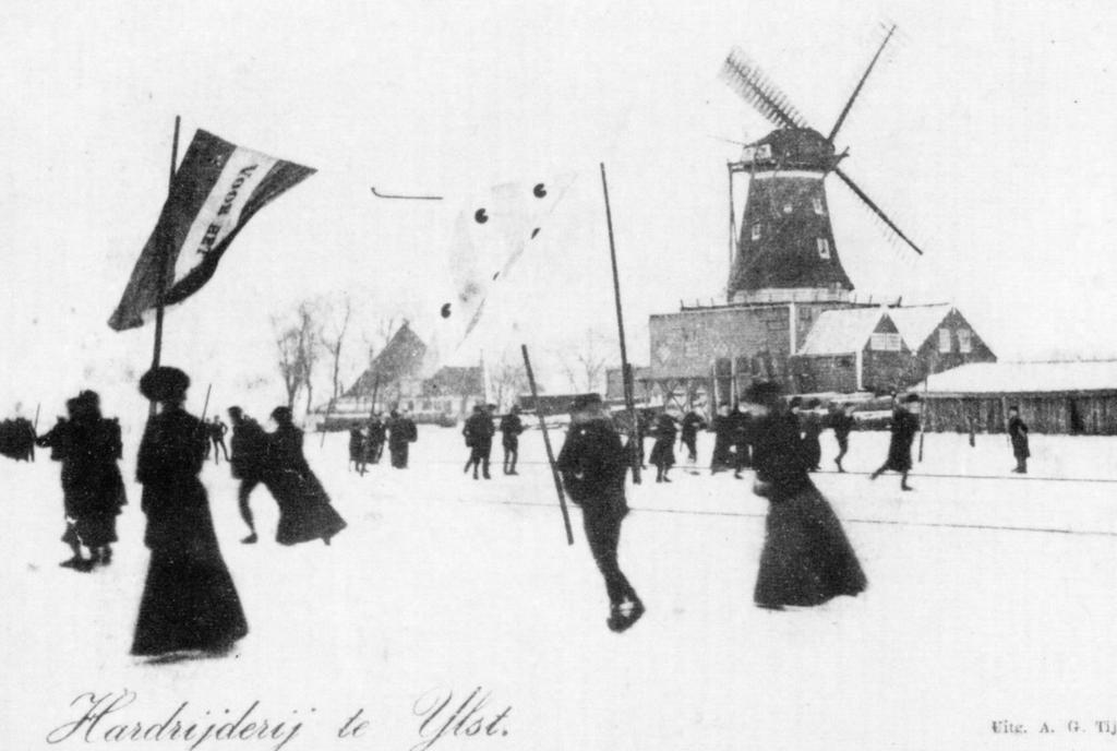 bouwwijze betreft. De gekozen maten van de balken duiden erop dat de molen is gebouwd voor het allerzwaarste zaagwerk dat een molen kan uitvoeren. Molen de Rat met vlinderwieken, omstreeks 1900.